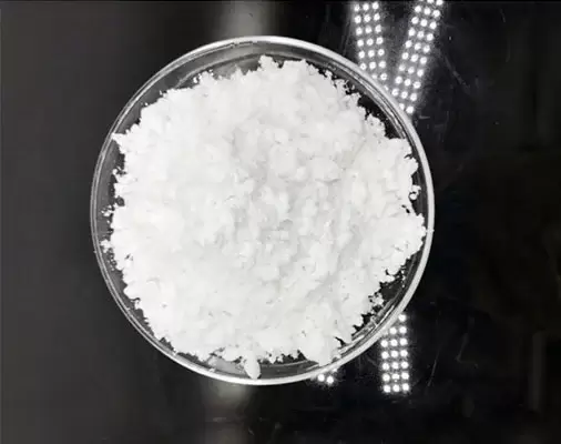 White niacinamide powder